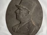 une vieille pièce de monnaie sur laquelle figure l'image d'un homme portant un haut-de-forme
