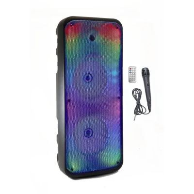 un gros plan d'une enceinte avec une télécommande sur fond blanc