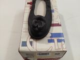 une boîte sur laquelle se trouve une paire de chaussures noires