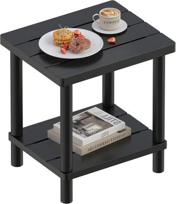 une petite table sur laquelle se trouvent une assiette de nourriture et une tasse de café