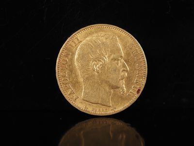 gros plan d'une pièce d'or sur une surface noire