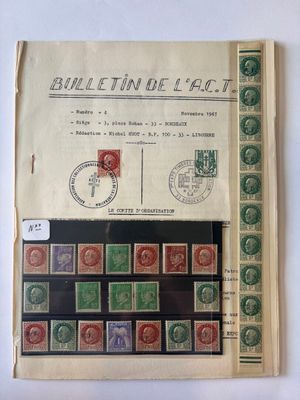 un gros plan d'un livre orné de timbres, posé sur une table