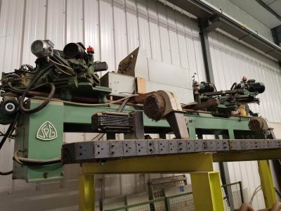 une machine posée sur une table dans un bâtiment