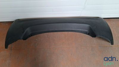 un gros plan sur le pare-chocs avant d'une voiture