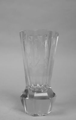 photographie en noir et blanc d'un vase en verre posé sur une table