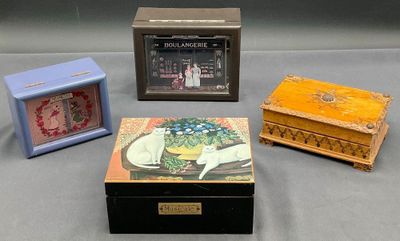 Trois petites boîtes en bois et une horloge sont posées sur une table