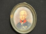 une vieille photo représentant un homme en uniforme militaire sur fond noir