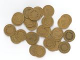 une pile de vieilles pièces de monnaie sur une surface blanche