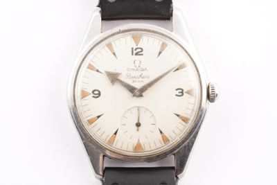 gros plan d'une montre sur une surface blanche