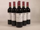 six bouteilles de vin rouge sont alignées sur une table