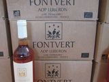 des bouteilles de vin posées sur une table en bois, à côté de cartons de vin