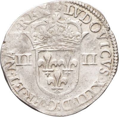 gros plan d'une pièce de monnaie surmontée d'une couronne