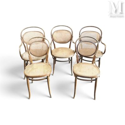 six chaises au dossier en rotin sont disposées en cercle