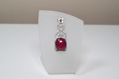 Un pendentif en argent serti d'un important rubis cabochon o…