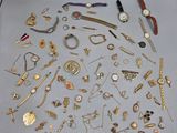 beaucoup de bijoux en or et en argent sur une table