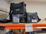 un sac posé sur une étagère dans un magasin, à côté d'autres articles