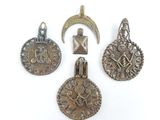 quatre pendentifs anciens en métal argenté représentant un croissant et un croissant