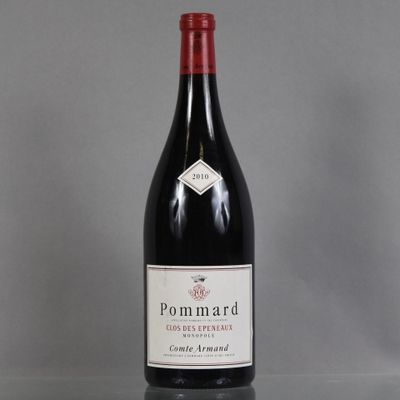 une bouteille de vin posée sur une table