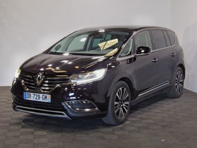 l'avant d'une camionnette de couleur sombre garée sur un sol à damier