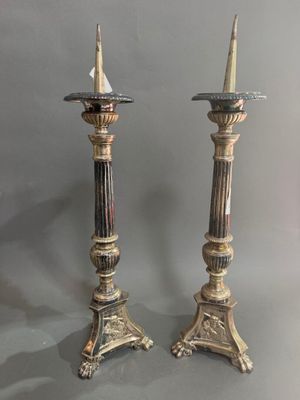 paire de bougeoirs anciens en argent sur socle, sur fond gris