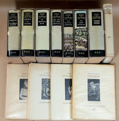 plusieurs livres sont empilés sur une étagère