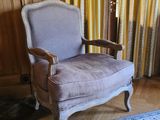 une chaise dans un coin d'une pièce où il y a un tapis au sol