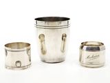 trois tasses en métal argenté avec des cuillères à l'intérieur