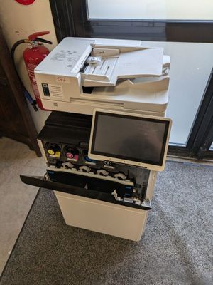 une pile d'imprimantes et de scanners empilés les uns sur les autres