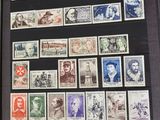 une photo d'une collection de timbres exposée dans un coffret