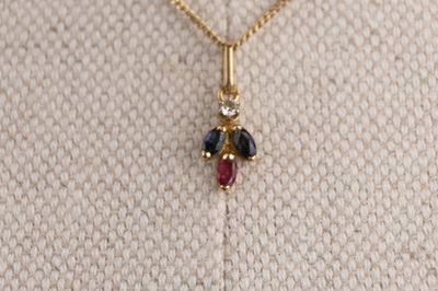 gros plan d'un collier sur un mannequin mannequin mannequin mannequin mannequin mannequin mannequin mannequin mannequin
