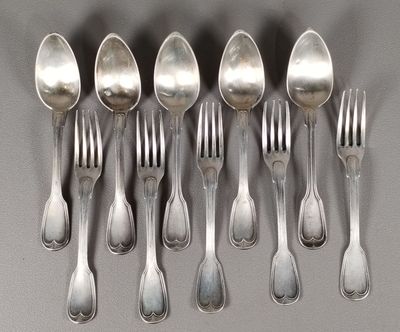 six cuillères et six fourchettes disposées en rangée