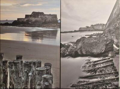 deux photos en noir et blanc d'une plage avec un château en arrière-plan