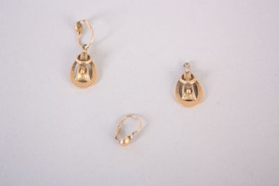 trois paires de boucles d'oreilles en or posées sur une surface blanche, sur fond blanc