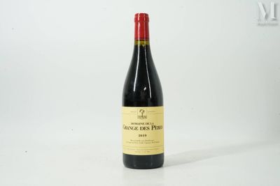 une bouteille de vin posée sur une table
