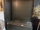 une plante en pot posée par terre devant la télévision