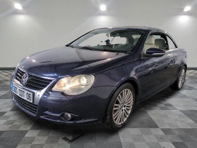 la voiture bleue est garée dans le garage sur le sol en damier