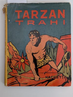 un vieux livre avec la photo d'un homme sur une planche de surf