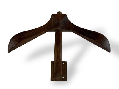 une image représentant un cintre en bois sur fond blanc