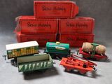 plusieurs petits trains sont empilés les uns sur les autres