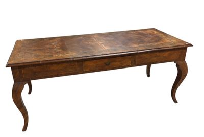 une photo d'une table basse avec un tiroir en dessous