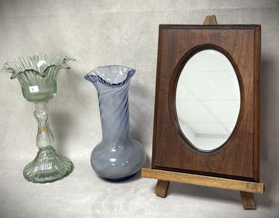 deux vases et un miroir posés sur une table