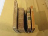 plusieurs vieux livres sont empilés sur une table