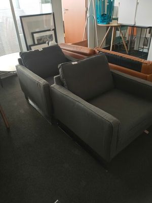 two chairs that are sitting in a room together
