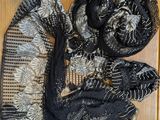 un gros plan d'une écharpe noire et blanche posée sur une surface en bois