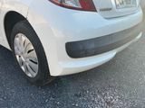 une voiture blanche garée dans un parking