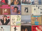 beaucoup de pochettes d'albums différentes sur le mur