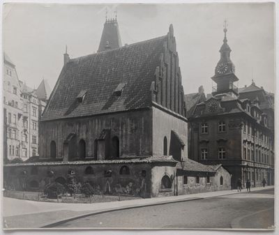 une photo en noir et blanc d'un vieux bâtiment situé à l'angle d'une rue