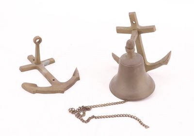 une cloche entourée d'une chaîne et une cloche sur laquelle est fixée une ancre