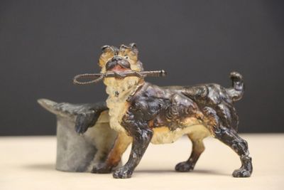 une figurine représentant un chien avec un chapeau sur la tête