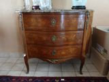 une petite commode avec un plateau en marbre